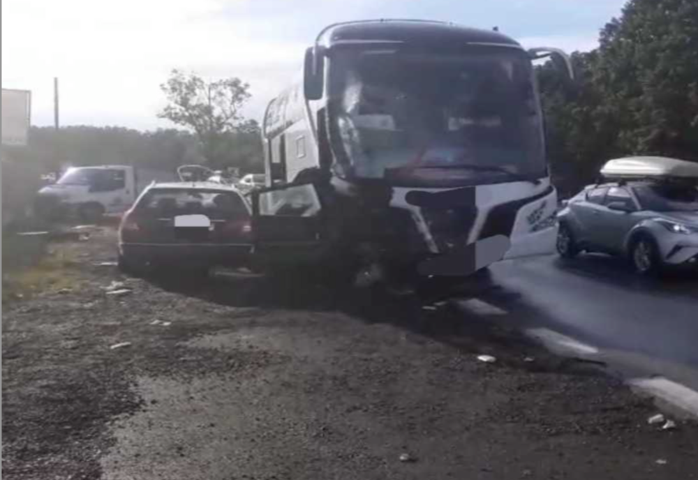 ACCIDENT PE DN7: PATRU PERSOANE RĂNITE, DUPĂ COLIZIUNEA DINTRE UN AUTOTURISM ȘI UN AUTOCAR PLIN CU COPII