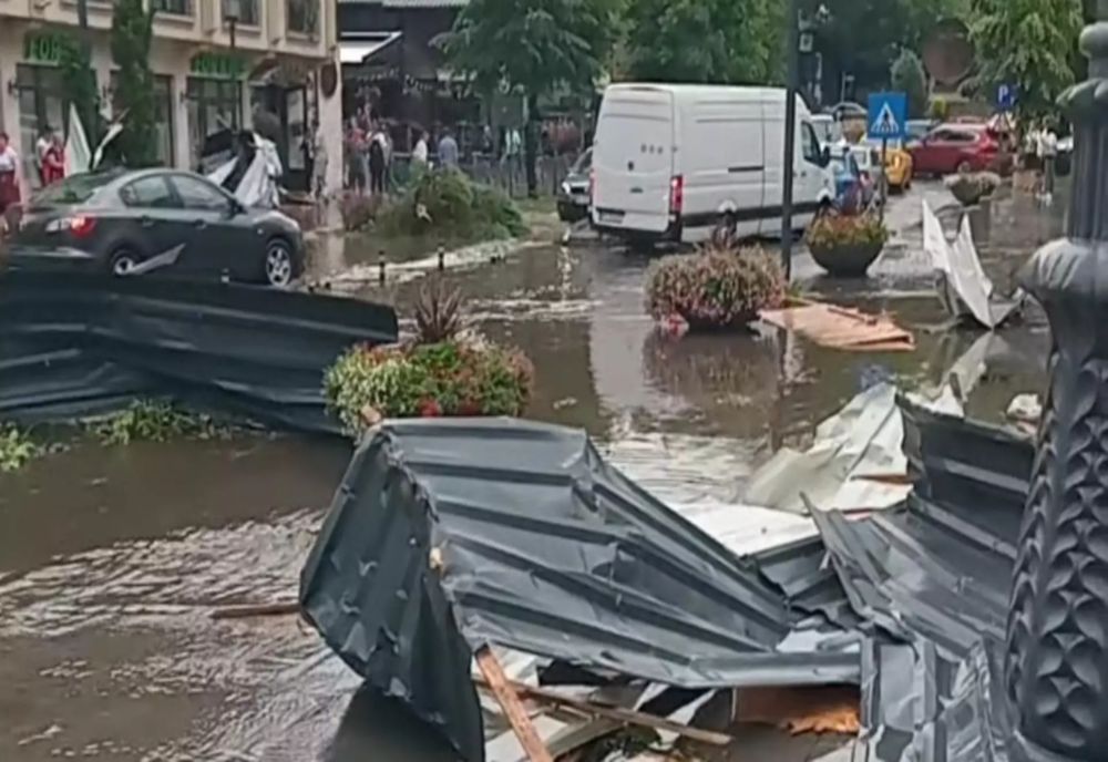 FURTUNĂ VIOLENTĂ ÎN SINAIA. ACOPERIȘUL GĂRII, SMULS DE VÂNT