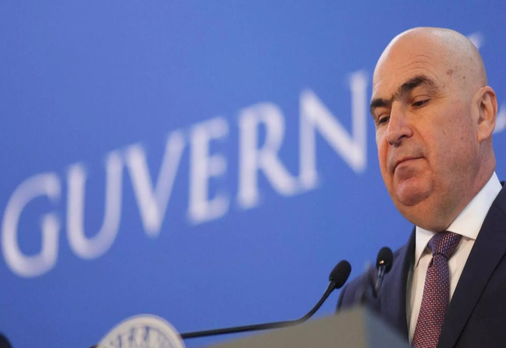 Scandal la Parlament! Bolojan, păzit de o armată de SPP-iști, a fugit de jurnaliști în huiduielile oamenilor. Refuză să răspundă la întrebările oamenilor