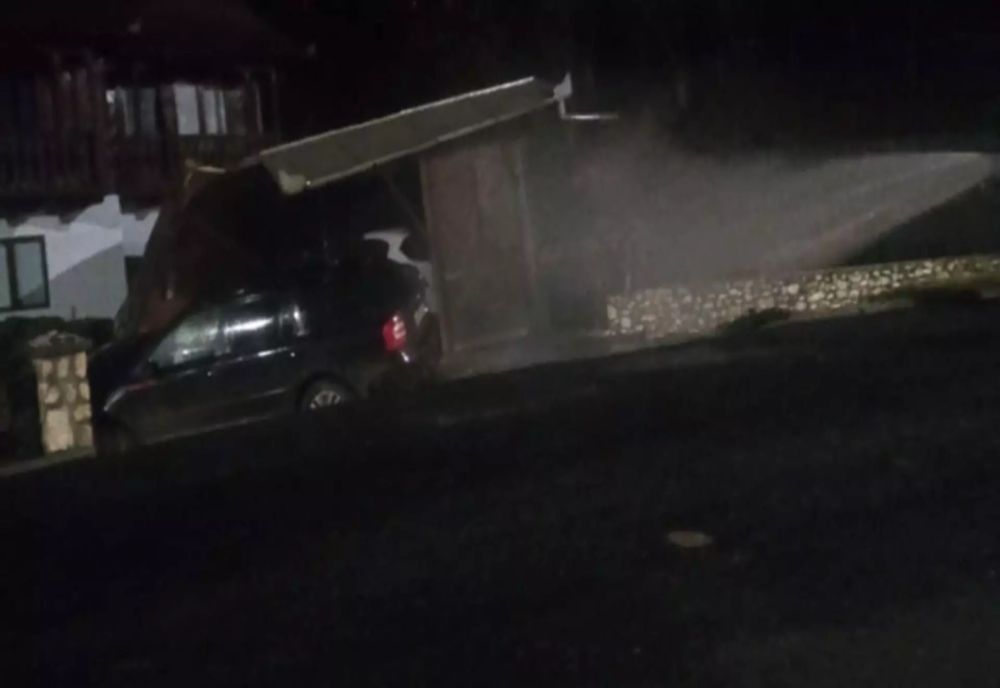 Opt persoane evacuate după ce un autoturism a avariat o țeavă de gaze în localitatea Rucăr