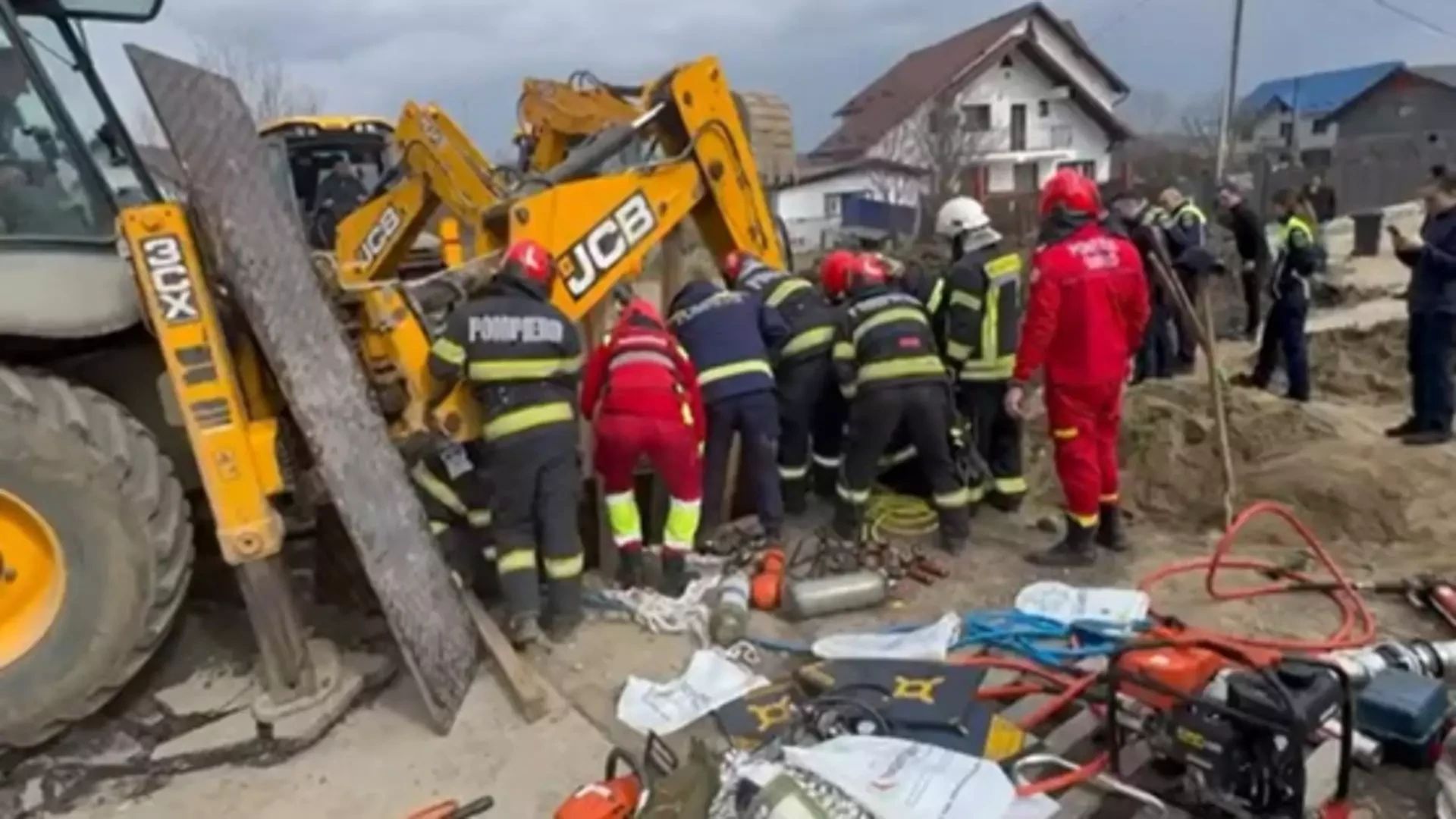 Bărbat prins sub un mal de pământ la Bascov, în județul Argeș: intervenție contracronometru a pompierilor VIDEO