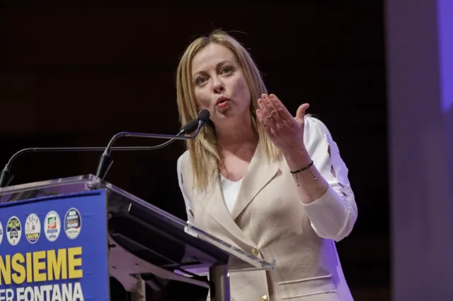 Guvernul Meloni schimbă regulile în școli! Limită pentru elevii străini și interdicție pentru burqa și niqab