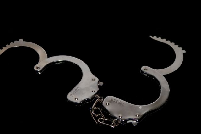Agent de poliție din Câmpulung, arestat preventiv după ce a cerut 12.000 de euro pentru a facilita transferul unui coleg