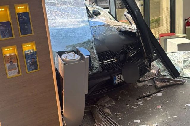 Șoferița care a intrat cu mașina într-un bancomat din Galați este soția fostului ministru Victor Paul Dobre. O persoană a fost rănită