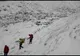 Turişti germani blocaţi pe munte din cauza ninsorii! Aveau echipament de vară