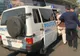 Hoţ prins în flagrant de poliţişti! Fura o roabă dintr-o curte