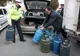 A furat cinci butelii de la o vecină şi a fost prins de poliţişti!