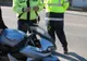 Tânăr fără permis, prins în timp ce se plimba cu motocicleta
