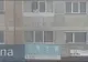Video-Aruncă sticle de la fereastră, pe stradă! Pericol pentru trecători