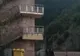 Video-La Vidraru un urs a tras tomberonul în faţa maşinii!