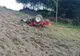 Bărbat transportat la spital după ce a fost prins sub un tractor răsturnat