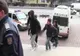 Trei tâlhari l-au dezbrăcat de geacă