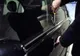 Tupeu de hoț! A încercat să fure o mașină și a atacat proprietarul cu spray lacrimogen