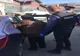 Doi poliţişti au venit în ajutorul unei bătrâne neputincioase!