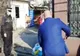 VIDEO. Gunoiul aruncat de o femeie pe stradă, în Craiova, "returnat" de autorităţi în curtea sa