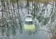 Un autoturism a căzut într- un bazin