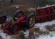 A murit strivit după ce s-a răsturnat tractorul peste el