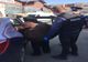 Doi poliţişti au venit în ajutorul unei bătrâne neputincioase!