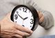 Se trece la ora de iarnă. Un sondaj arată că oamenii resimt disconfort fizic și mental din cauza schimbării orei